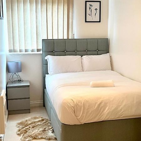 Stylish Luxe Apartment Harlow Extérieur photo