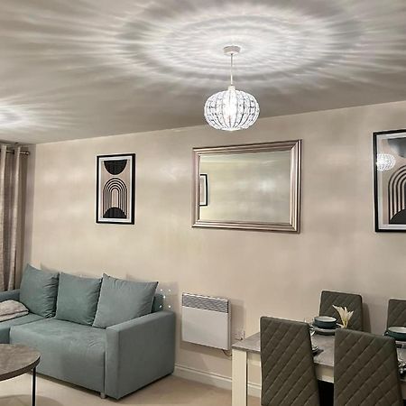 Stylish Luxe Apartment Harlow Extérieur photo