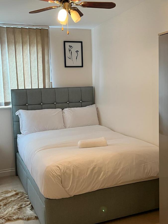 Stylish Luxe Apartment Harlow Extérieur photo
