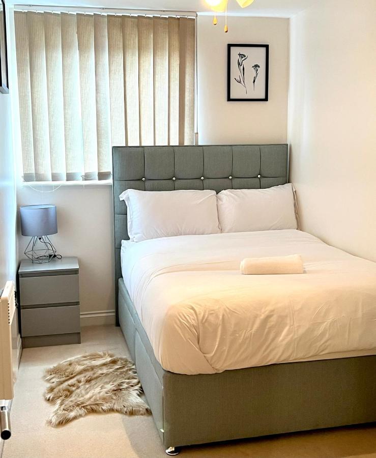 Stylish Luxe Apartment Harlow Extérieur photo
