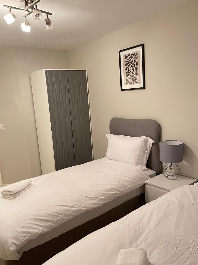 Stylish Luxe Apartment Harlow Extérieur photo