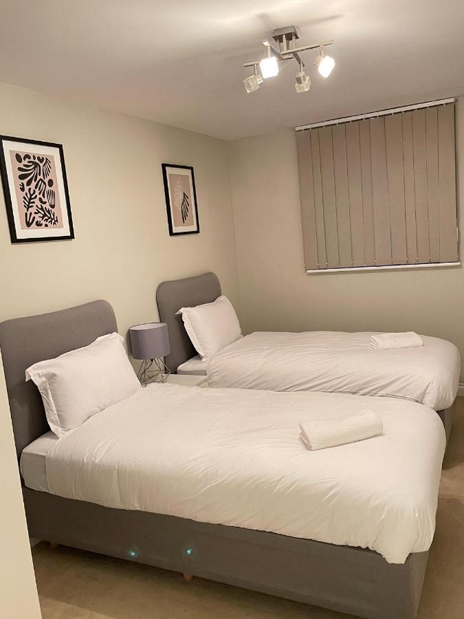 Stylish Luxe Apartment Harlow Extérieur photo